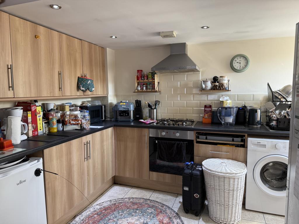 Lot: 159 - SUBSTANTIAL FREEHOLD INVESTMENT - Flat D kitchen with fitted units